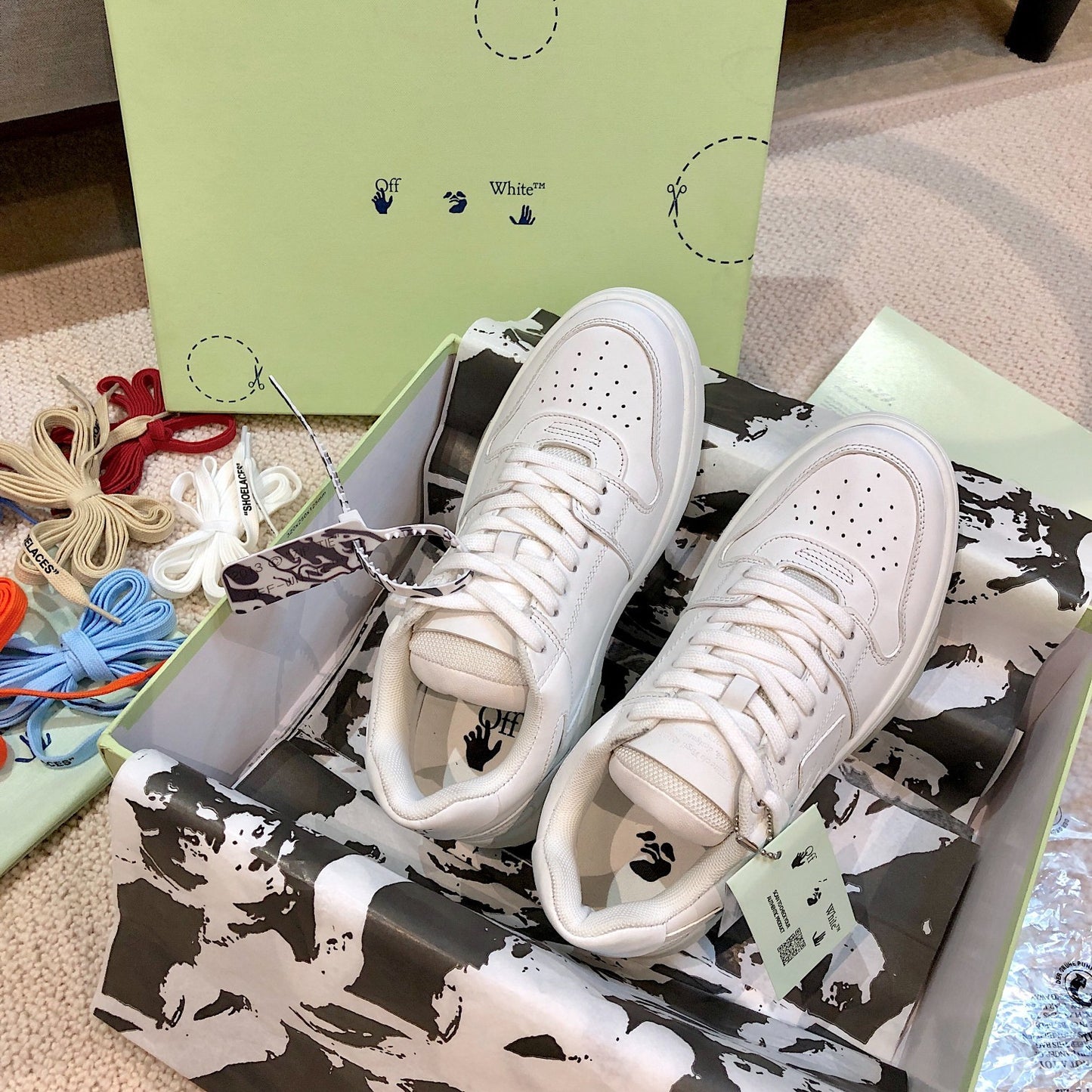 OFF-WHITE out the office Whole White