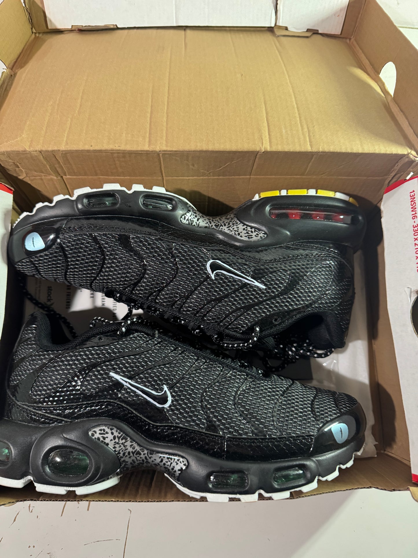 Nike Tn Black/White (Available Now) Size 40