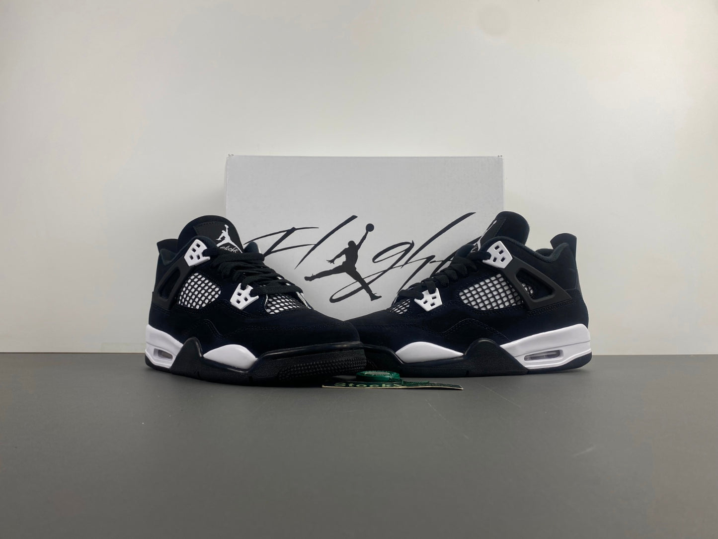 Air Jordan 4 "White Thunder"