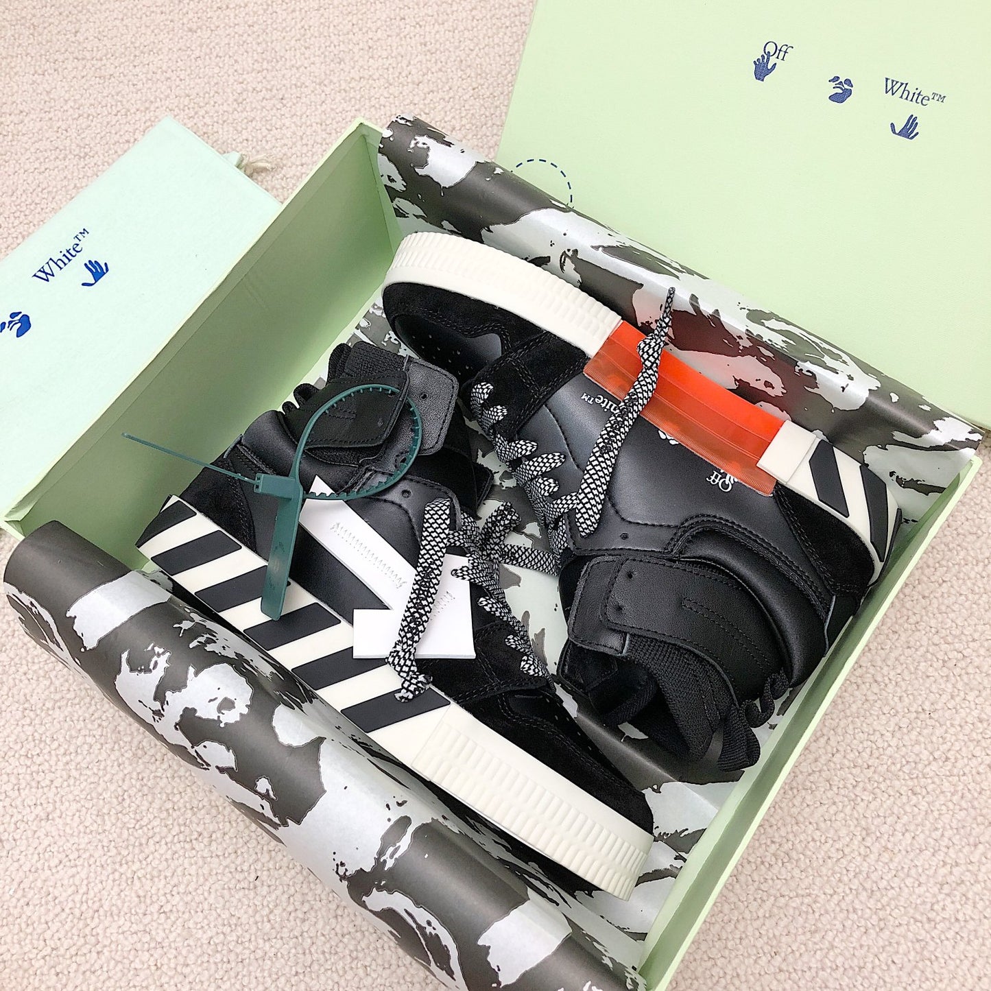 Off-White Mid-Top Black
