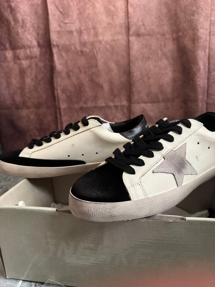 (CGolden Goose Black/White (Odmah dostupne) br 42 Elephand.shoes