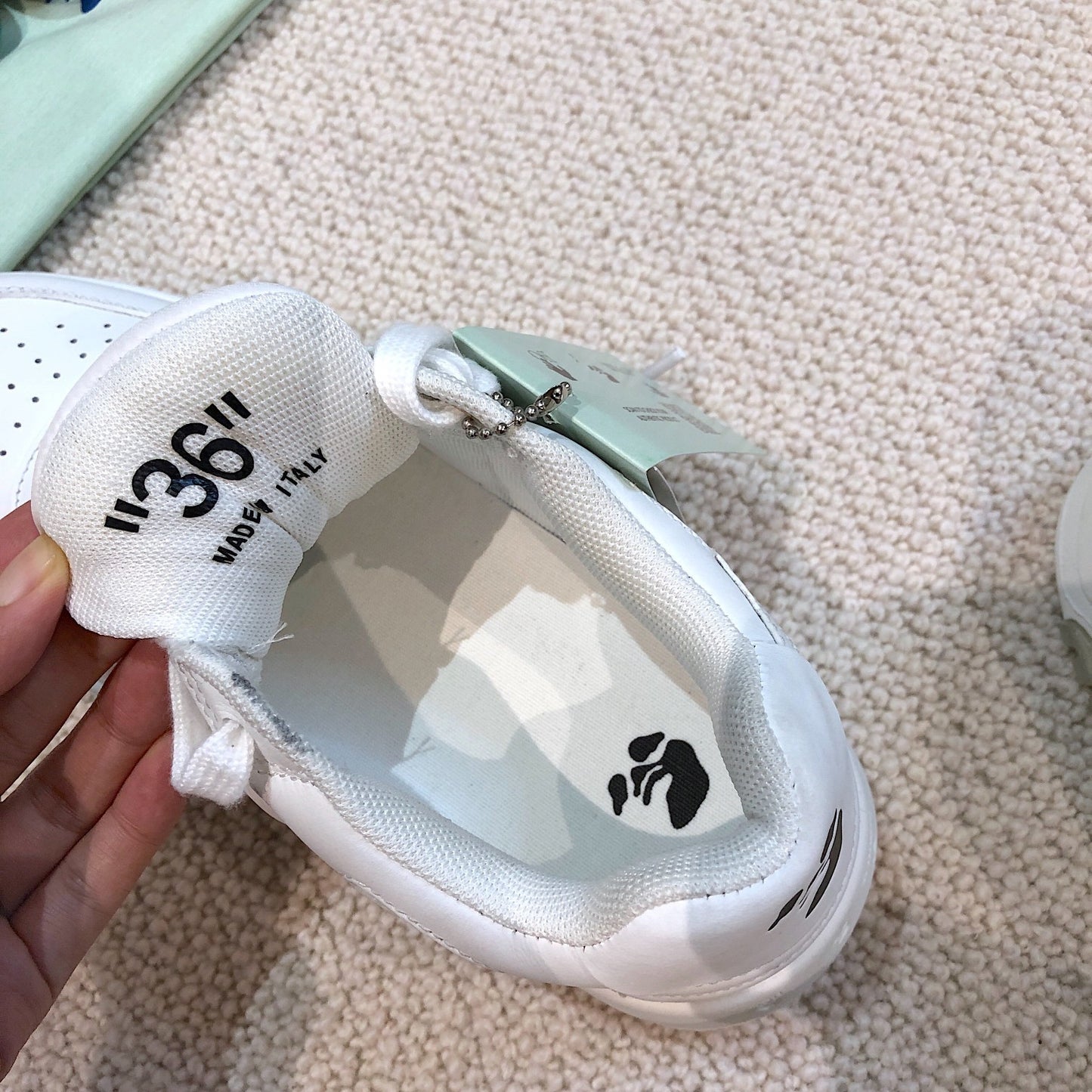 OFF-WHITE out the office Whole White