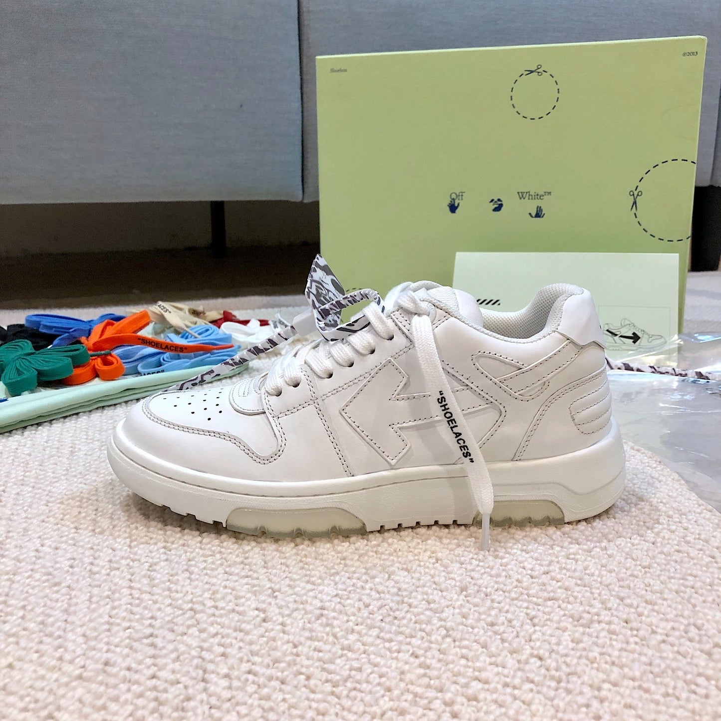 OFF-WHITE out the office Whole White