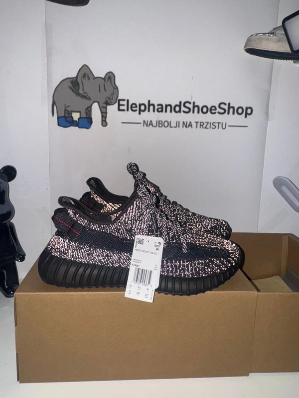 Yeezy Black tenisice — bočni prikaz