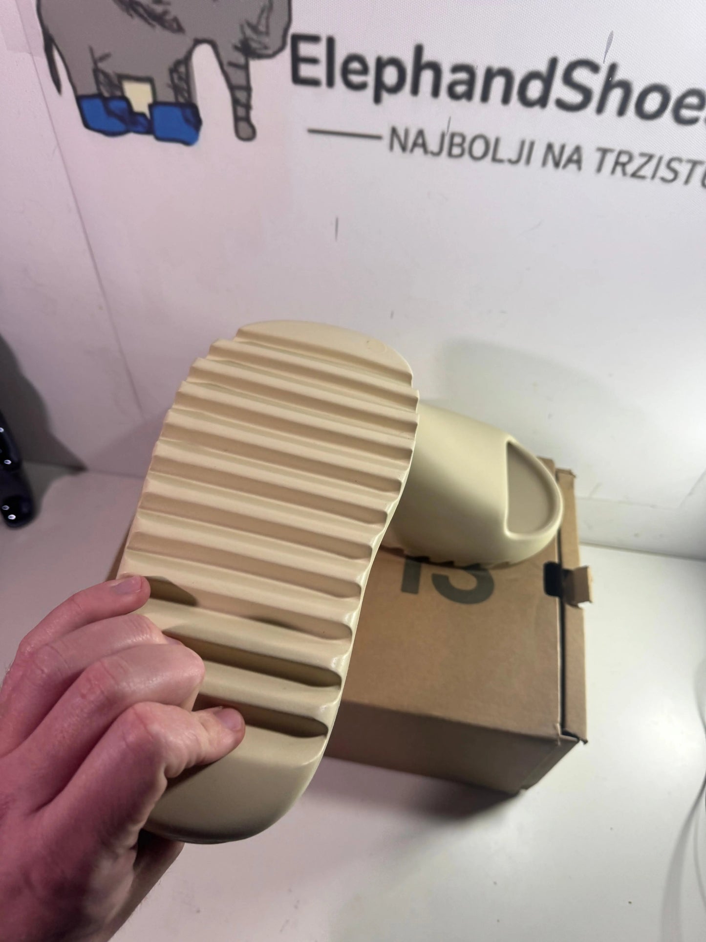 Yeezy Slide Sand (Odmah dostupne) br 43 Elephand.shoes