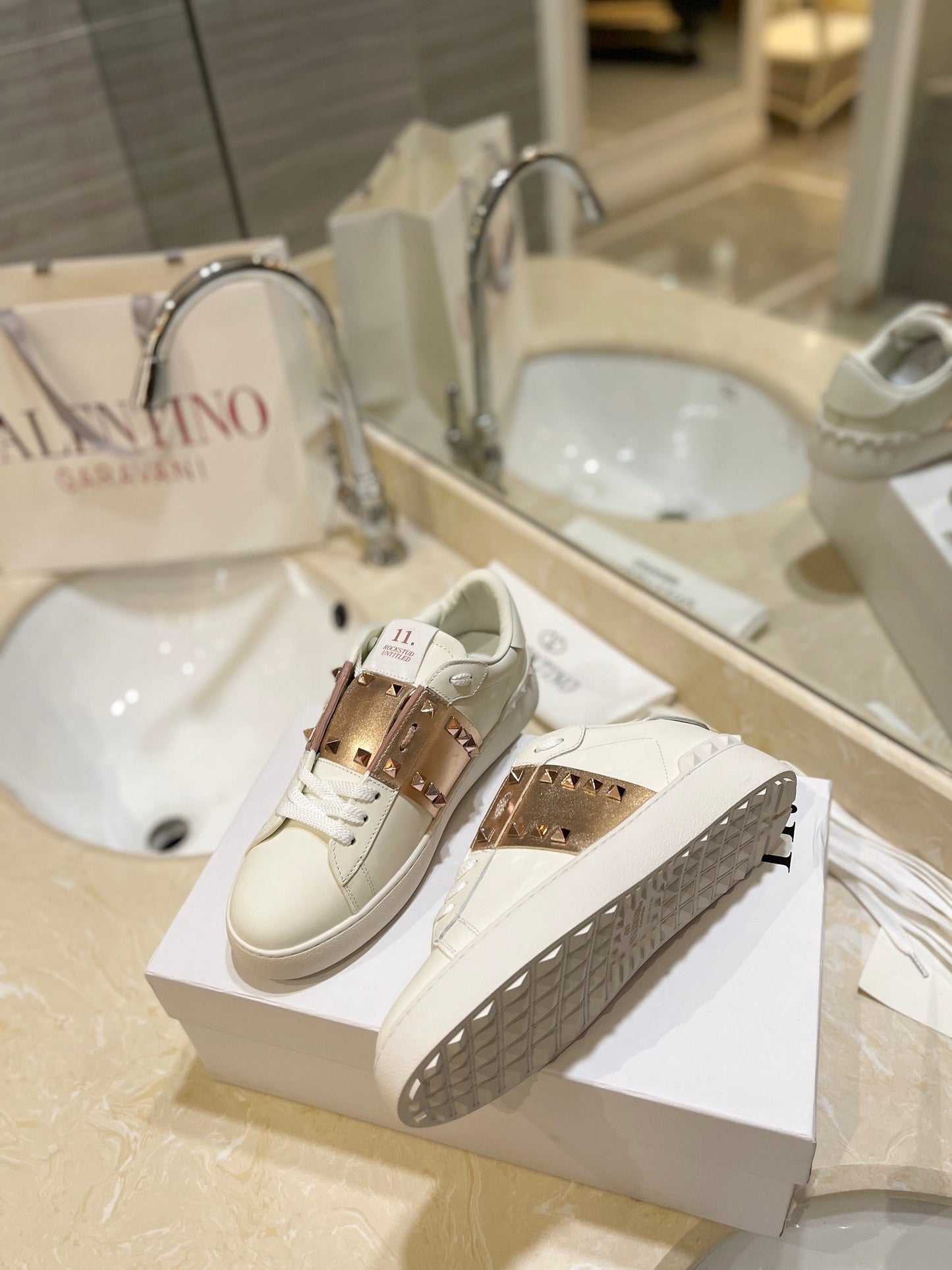 Valentino Low Whole Gold Elephand.shoes