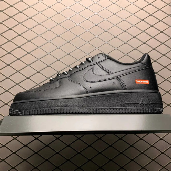 Air Force Supreme Black tenisice — bočni prikaz