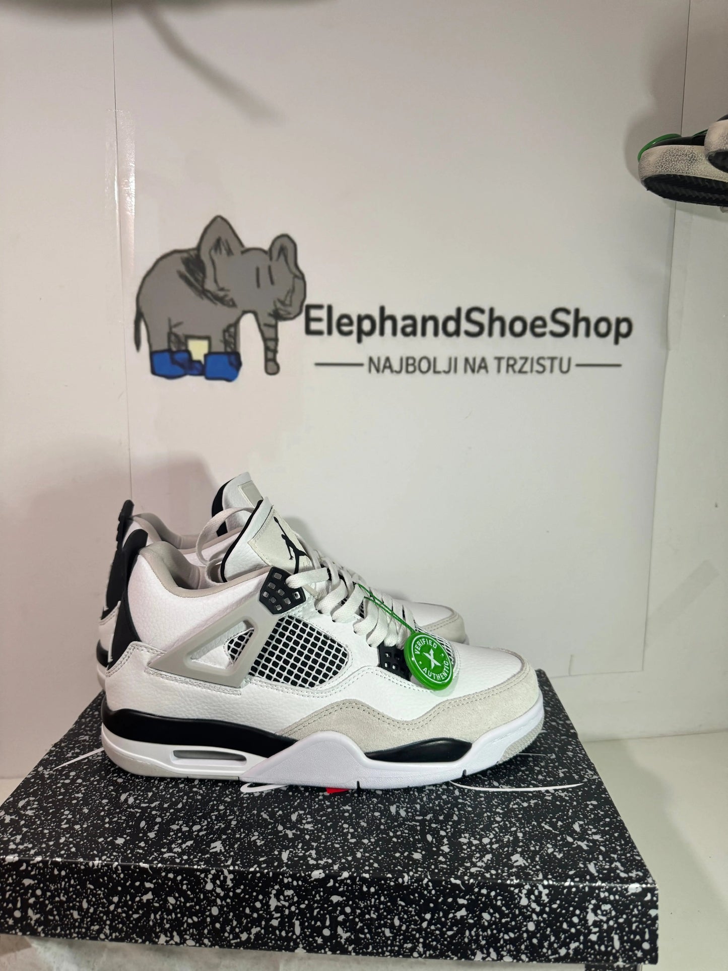 Air Jordan 4 Military Black tenisica s crno-bijelim gornjistem, mrežastim panelima i Air jastucicima.