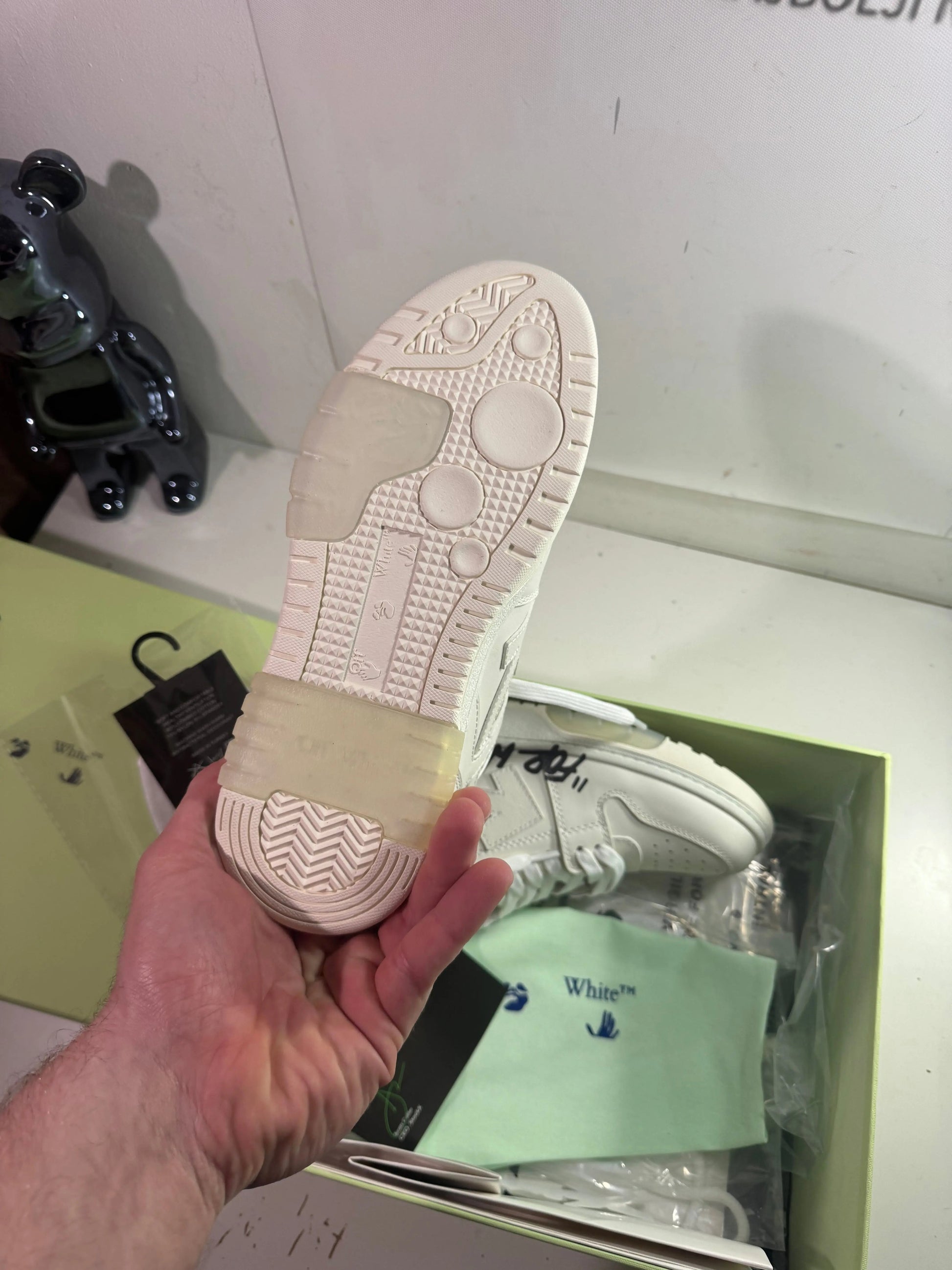 Off White Out the Office White Graffiti (Odmah Dostupne) br 38 42 44 Elephand.shoes