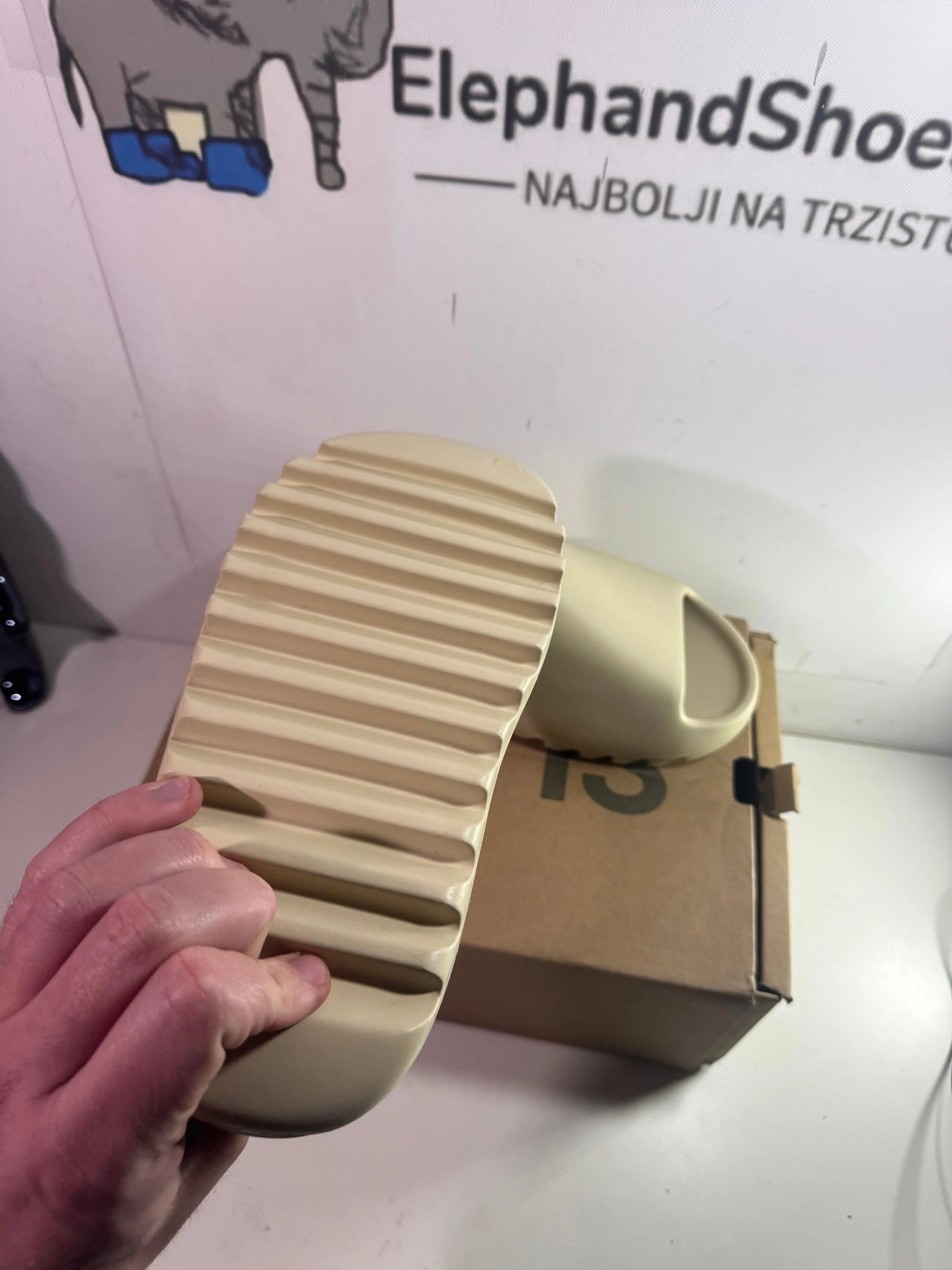 Yeezy Slide Sand (Odmah dostupne) br 43 Elephand.shoes