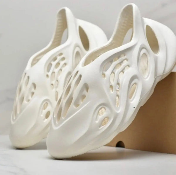 Yeezy Foam Runners Sand tenisice — bočni prikaz