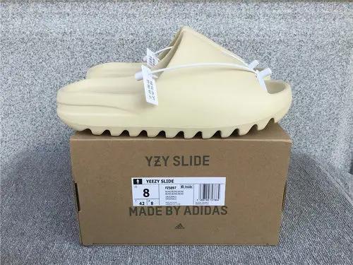 Yeezy Slide Bone natikače — bočni prikaz