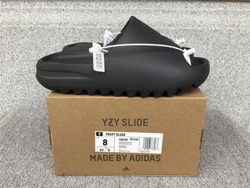 Yeezy Slide Black natikače — bočni prikaz