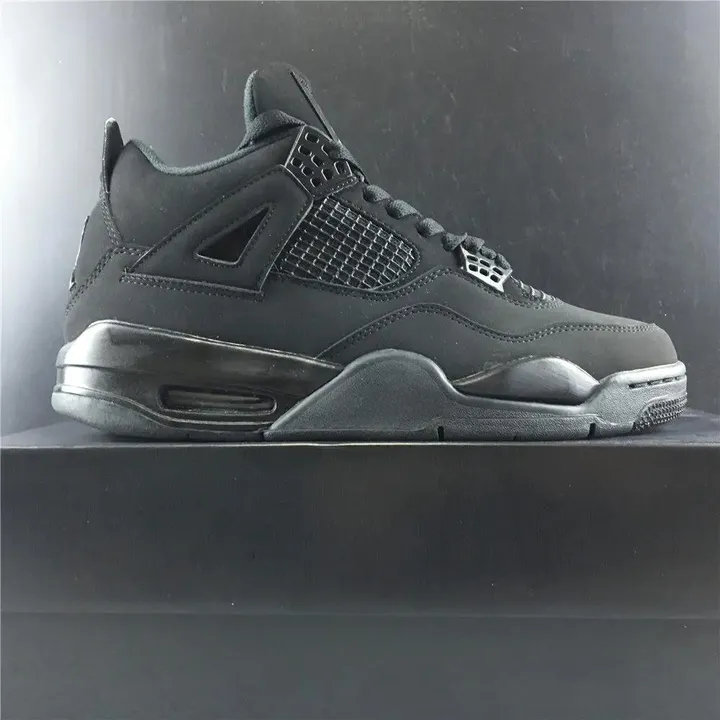 Air Jordan 4 "Black Cat" tenisice — bočni prikaz