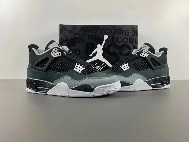 Air Jordan 4 Retro Fear tenisice — bočni prikaz