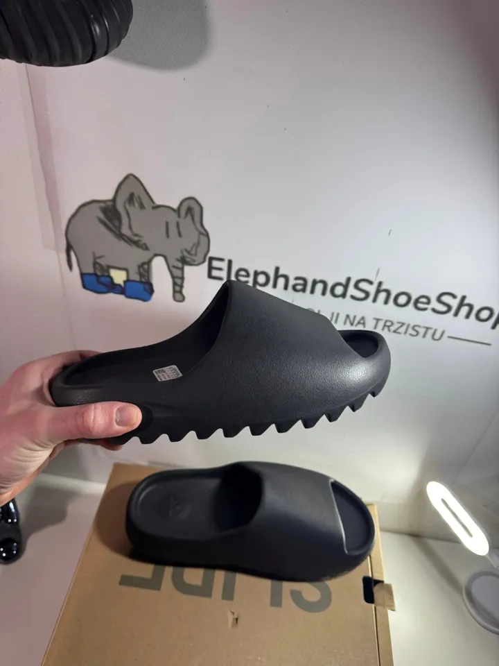 Yeezy Slide natikače — bočni prikaz